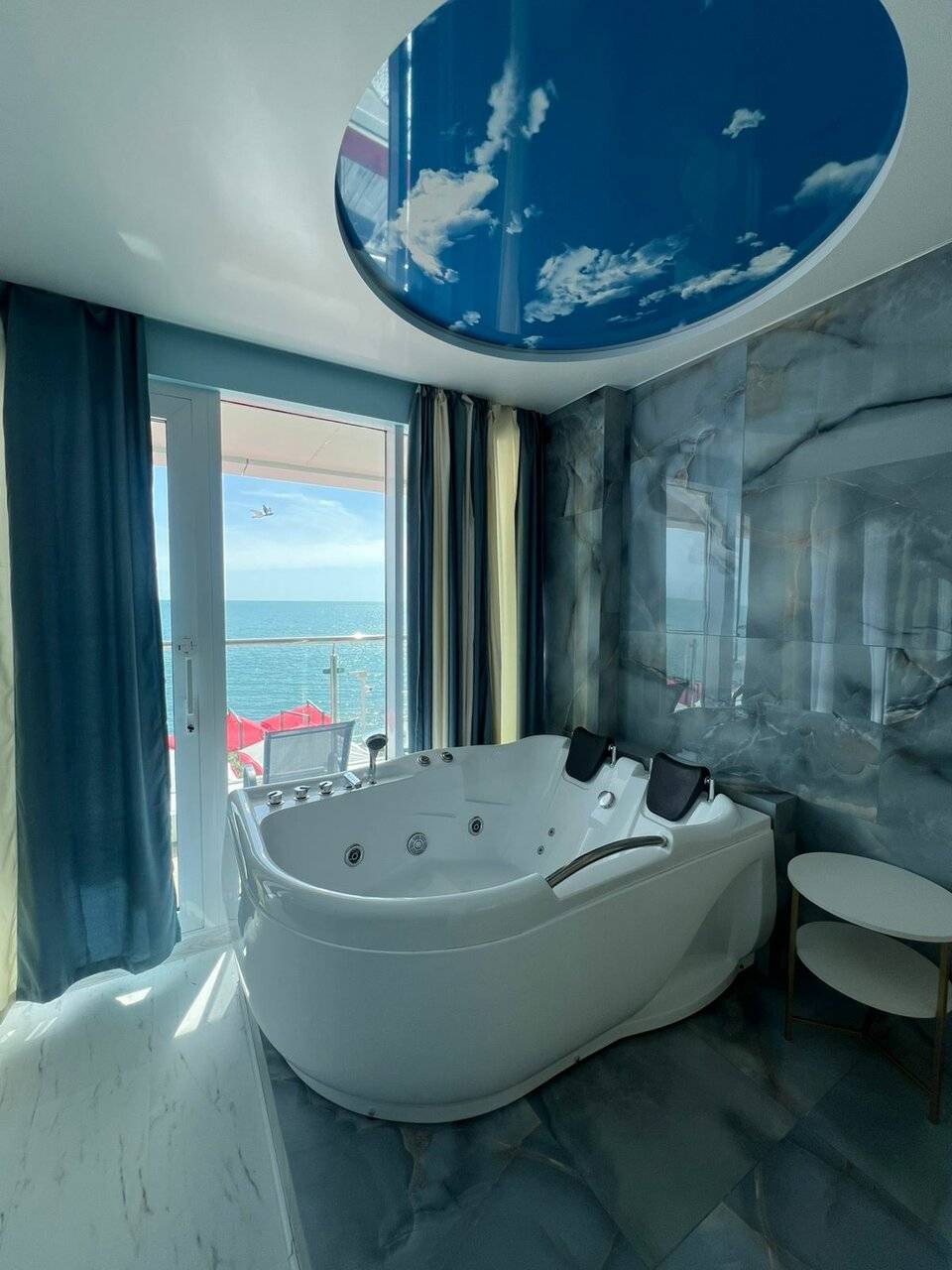 Фотографии номера Номер с джакузи и сауной в Гостинице Санремо Сочи