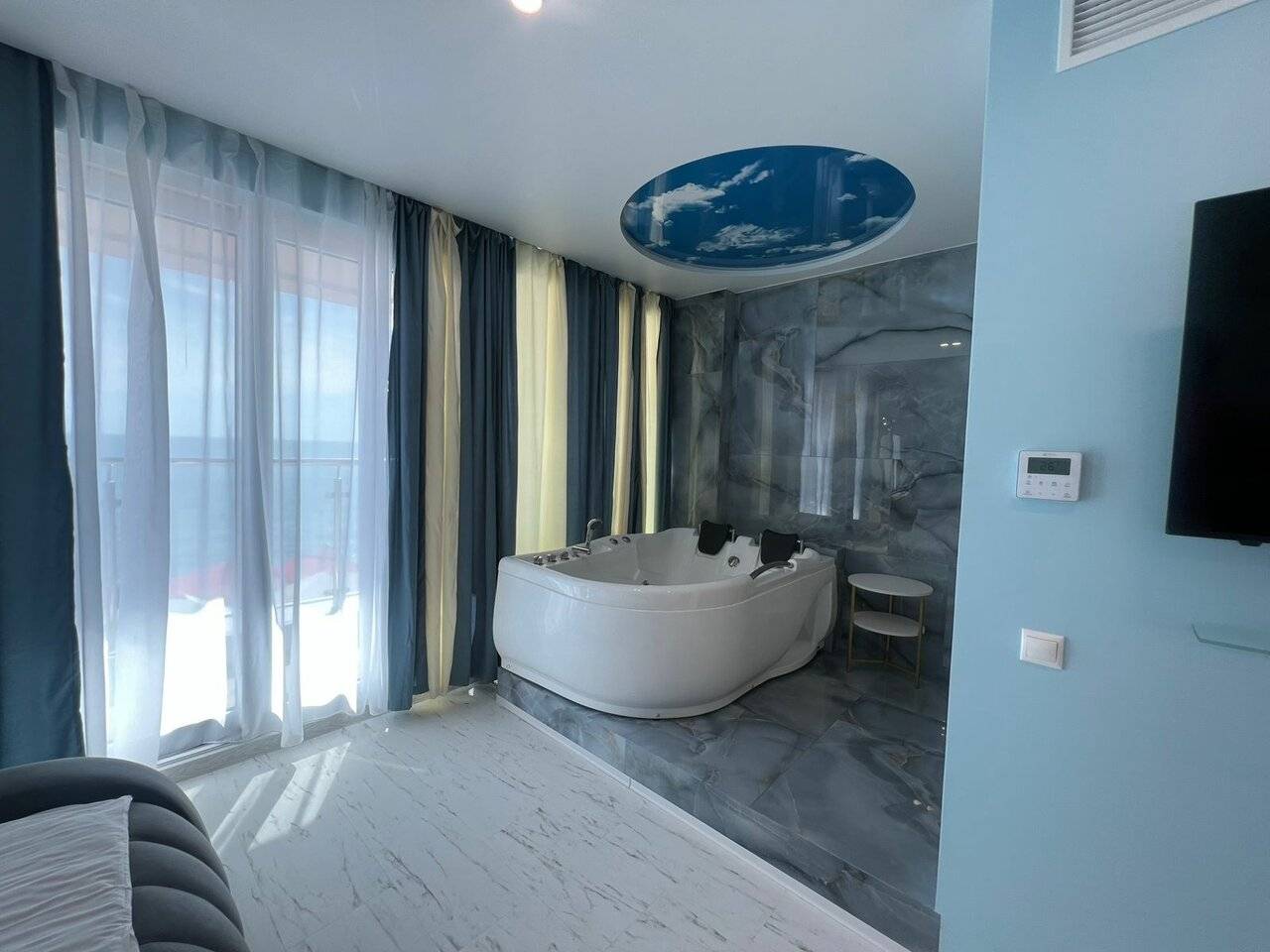 Фотографии номера Номер с джакузи и сауной в Гостинице Санремо Сочи