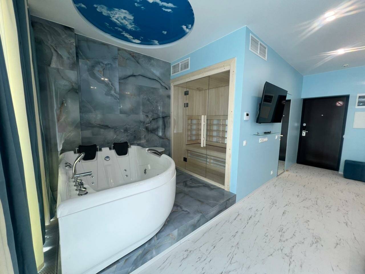 Фотографии номера Номер с джакузи и сауной в Гостинице Санремо Сочи